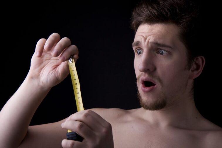 一个男人在用泵增大之前测量了他的阴茎