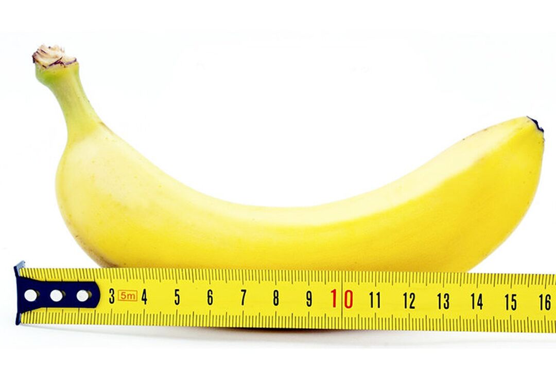 一根带尺子的香蕉象征手术后阴茎的大小